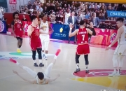 爱游戏体育在线-FIBA分享三篮世界杯精彩瞬间：裁判兼职动作指导