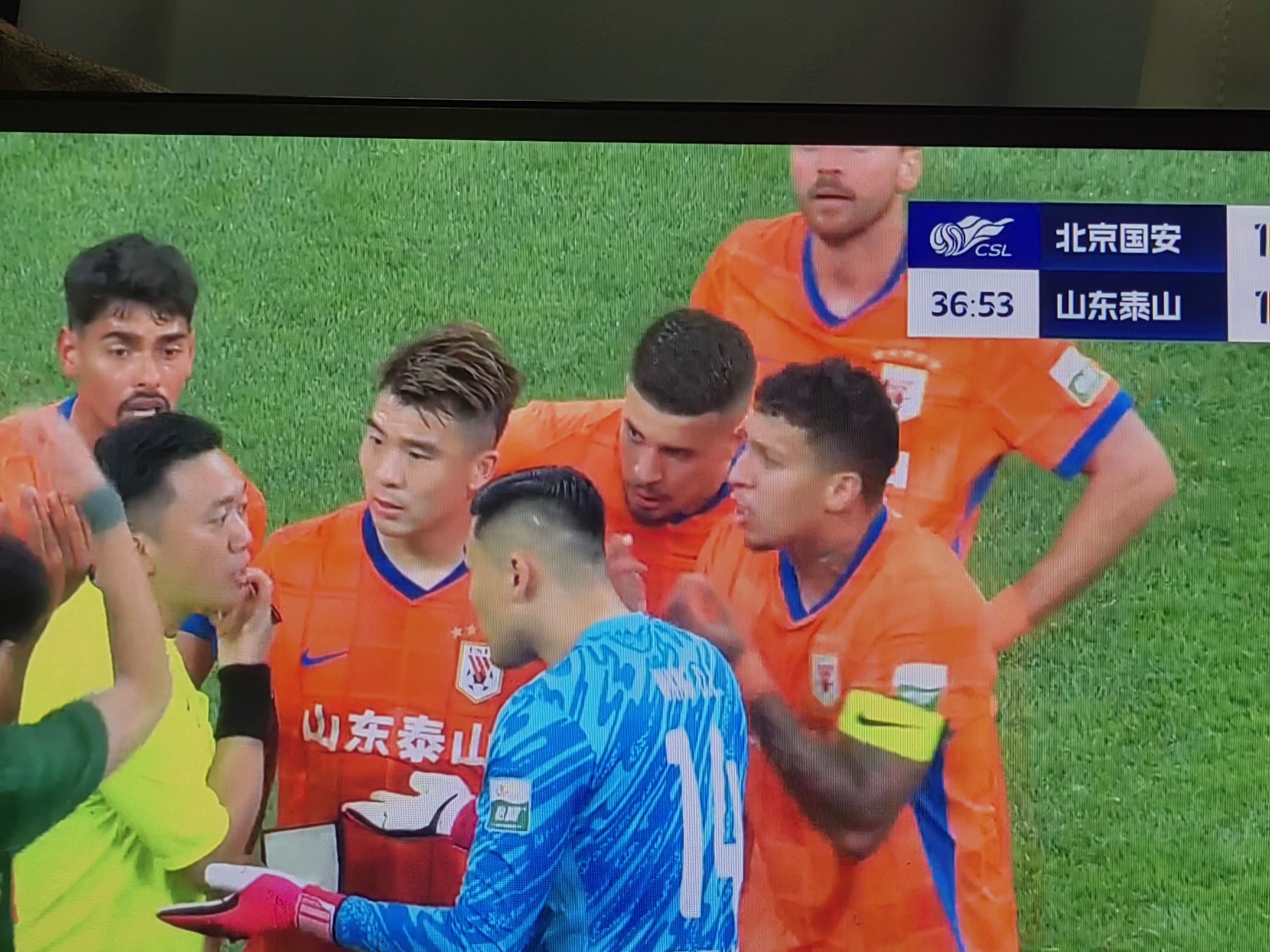 包含亚洲足球锦标赛争夺激烈，场上火药味浓的词条