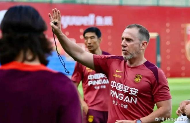 包含国足1-0复仇香港队，以东亚杯季军收官，香港男足再遭挫败的词条