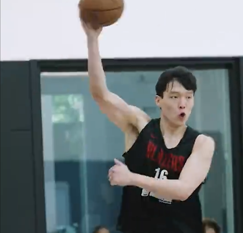 杨瀚森高位策应传球失误被换下，双手掩面略显沮丧