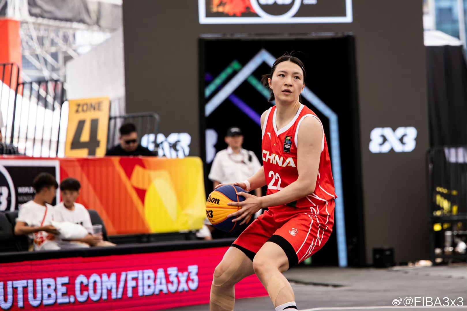 FIBA分享三篮世界杯精彩瞬间：裁判兼职动作指导