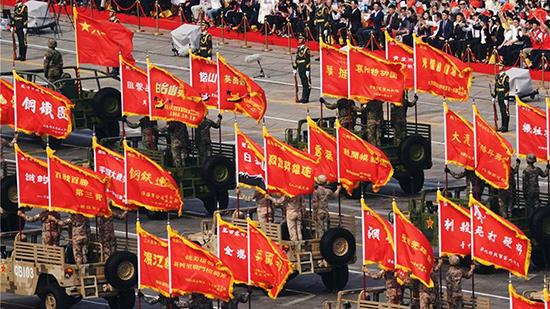 红色队与绿色队在比赛场上展开激战