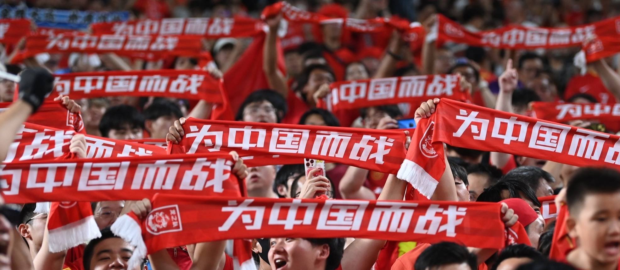 红色队与绿色队在比赛场上展开激战
