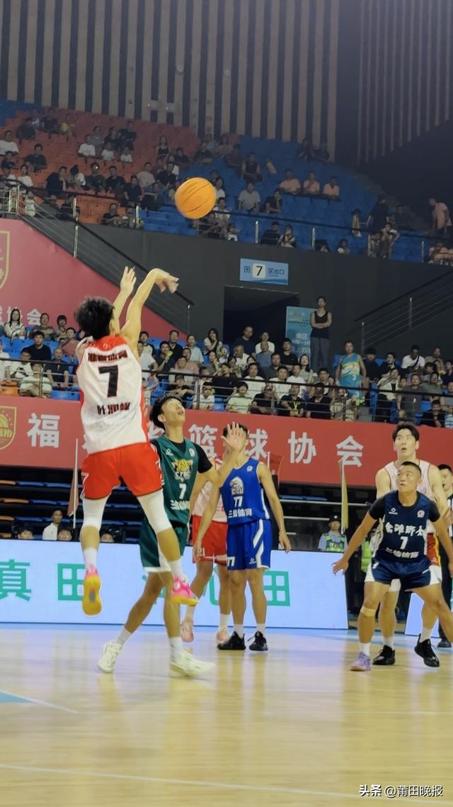 中国篮球明星在国外比赛中赢得喝彩